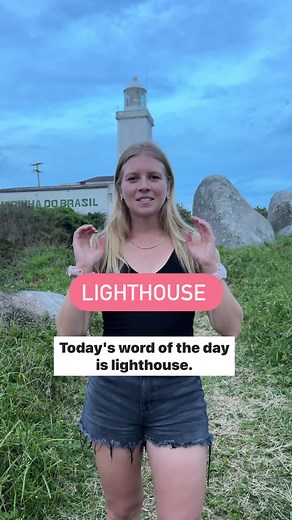 🛥️ 💕 Lighthouse - what is this? 💥 🌊 A lighthouse is a tall tower with a powerful light at the top. It is situated near bodies of water to help ships navigate safely at night or in foggy conditions. The light from the lighthouse helps sailors see and avoid hazards like rocks, reefs, and shoals. Lighthouses also served as important navigational aids for thousands of years. 👇Comment below a sentence using “lighthouse”. . . . . #inglesonline #dicasdeingles #english #learnenglish #vocabulary #en