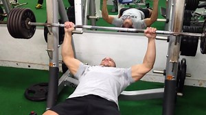 IPC : CONGESTION EXTRÊME HAUT DU CORPS / FUNCTIONAL TRAINING **** 1ère Partie : CIRCUIT "ATROCE" POUR LES TRICEPS ET PECTORAUX ** Effectuer 10 séries de : - 3 Développés couchés à 122 kg (80% du MAX) - 10 Tractions strictes - 20 Dips Repos : 1'00" **** 2ème Partie : ABDOS - 10 séries de 10 Toes-to-bar Repos : 45" **** 3ème Partie : HALTÉRO ** COMBO HALTÉRO AVEC KETTLEBELL de 16kg - 5 séries de 3 répétitions par bras Repos : 1'00" 1 Répétition = 1 Arraché 1 Overhead squat 1 Swing 1 Clean and Jerk