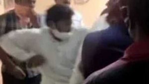 'వకీల్ సాబ్' ఫ్యాన్స్ మధ్య గొడవ... కత్తితో కానిస్టేబుల్‌పై దాడి... అనంతపురం థియేటర్‌లో రచ్చ...