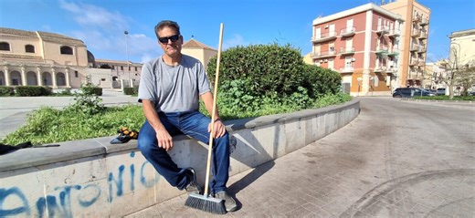 VIDEO. Storia di Dave, l'americano che si prende cura di piazza Santa Lucia - SiracusaOggi.it
