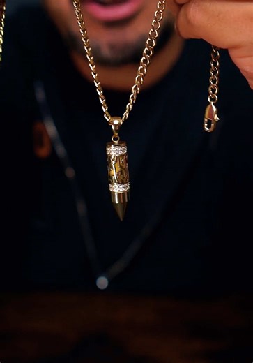 Colgante bala aroma HolyLegend baño oro 14K real con zirconias CZ iced out. Cadena con dije tallado 3D aroma-ready para algodón con tu perfume favorito, duración personalizada. Cadena Cuban incluida gruesa 24 pulgadas. Joyería hip hop unisex versátil para diario o regalo. #ColganteBala #AromaReady #JoyeriaOro #CadenaCubana #TikTokShopStockUp