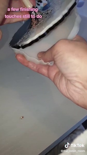 Creating Beautiful Resin Coasters & Wine Glass with a Resin Artist