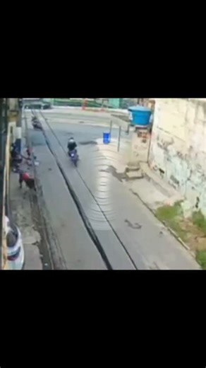 MeuPaís Caxias on Instagram: "TENTATIVA DE ASS#SSINATO NA SUBIDA DO MORRO DO PARAÍSO 10/12/25 • 16h14min Um homem em uma motocicleta foi atingido por tir#s na Rua Projetada D, na subida para o morro do paraíso. Parece que tentaram m#tá-lo, mas não conseguiram. Ele ficou todo ens#nguentado no chão. No momento, parece que a equipe do PROES estava passando do outro lado. Buscando mais informações sobre a motivação do cr#me. 📍APOLO XI, BELFORD ROXO (AO LADO DO LOTE XV)"