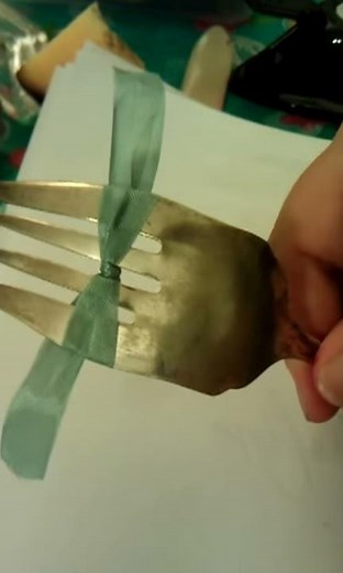 How To Tie A Perfect Bow Using A Fork