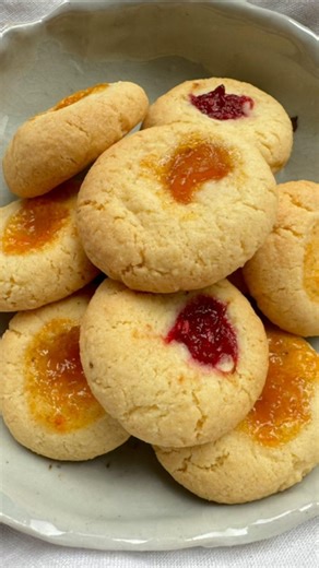 These GLUTEN FREE and VEGAN thumbprint cookies are so easy to make and so yummy! We have used our festive season SHORTBREAD MIX to make a softer style of cookie😀Recipe below ⬇️ Ingredients: YOMO gluten free Shortbread mix 100g melted nuttelex or butter 1/4 tsp baking soda 2 tsp vanilla essence Jam for filling (we used @bonnemaman_au Apricot and a homemade raspberry rhubarb, both delicious) Method: Line a baking tray and preheat oven to 170 degrees C. Melt butter/nuttelex. Mix with shortbread mi