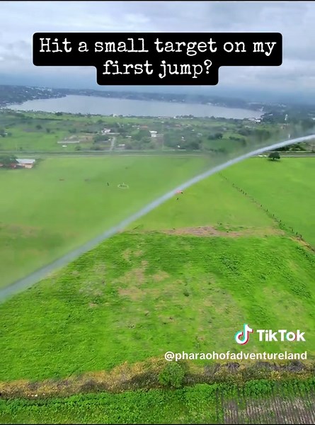 Landing on a small target #skydiving #paracaidismo #extremesports