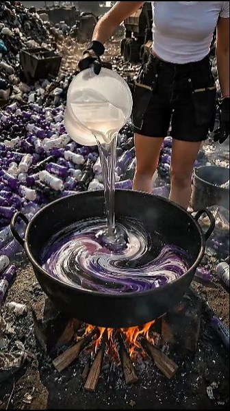 Turning Plastic Bottles Into an ODDLY SATISFYING Epoxy Floor 🤯#qualityflooring #epoxy