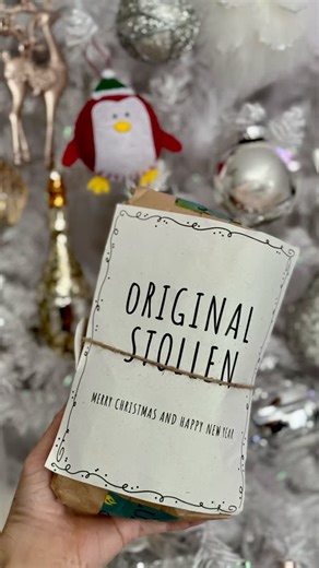Diary of life in🇻🇳 w___rainbow on Instagram: "Christmas treat ✴︎ Lua ORIGINAL STOLLEN _____________________________________ Love Lua ! Love Cheri !! ホーチミンで一番愛するお店 @lua.winebar グロッサリー @lua.grocerystore の ORIGINAL STOLLEN @cheri_the_glutton_hcmc さんに頂きました バターがところどころ染みる 粉糖に包まれたシュトーレン ざっくりハードブレッドのような最初の食感のあとに 香ばしい生地の香りと オレンジの香り くるみ レーズン オレンジピール(?) 素直に美味しい LUAのみなさんを思い浮かべながらいただきました😭 コーヒーといただいたり 紅茶といただいたり ワインといただいたり☺︎ ホーチミンの友人たちも 日本の友人たちも 幸せなクリスマスでありますように Cheriさん 大感謝です"