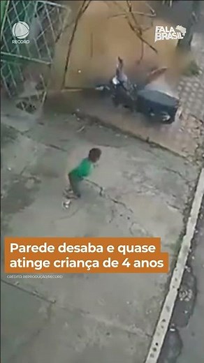 Parede desaba e quase atinge criança de 4 anos #falabrasil #shorts