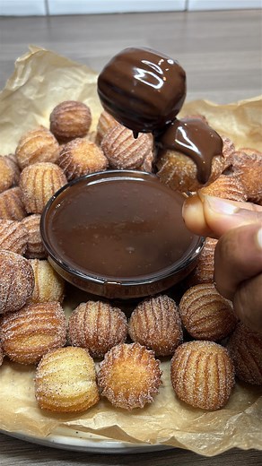 Dammy on Instagram: "Crispy outside , fluffy inside, easy churros bites. Perfect quick and easy homemade snack Churro Dough 1 cup (240 ml) water 3 tbsp (45 g) butter 2 tbsp (25 g) sugar ¼ tsp salt 1 cup (130 g) all-purpose flour 2 eggs Cinnamon Sugar ½ cup (100 g) sugar 1–2 tsp cinnamon For Frying Vegetable or canola oil 🍫 Chocolate Dip ½ cup (120 ml) milk 100 g chocolate (dark or milk) 1 tbsp butter 1–2 tbsp sugar (optional, for sweetness & thickness) 🔥 METHOD 1. Make the Dough In a saucepan