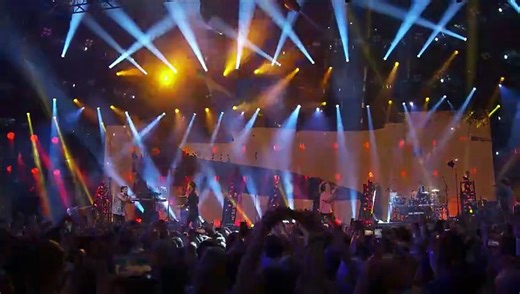 What Makes You Beautiful - One Direction (live)