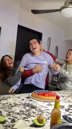 Divertidas bromas con mordidas de pastel que salen mal