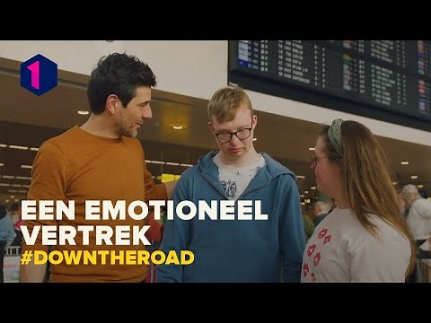 Down the road: De groep troost elkaar tijdens het afscheid op de luchthaven