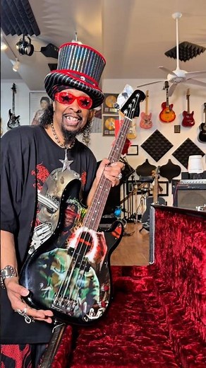 Unboxing the Supreme x Fender American Professional II Precision Bass.Let's see what's inside. ⭐️🤩