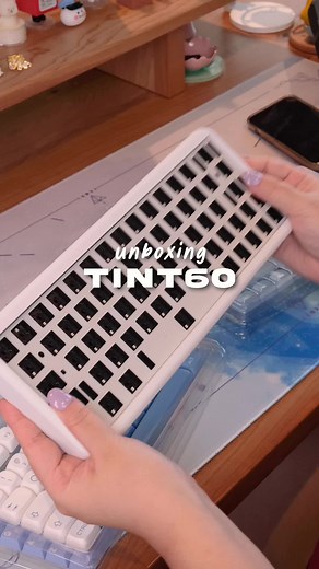 Introducing ✨the TINT60 by Iterkeebs! I was immediately drawn to the round corners of their simple aluminum 60% case! Iterkeebs is packing VALUE in these kits. 😤 Just look at everything it comes with! The kit is currently going for $79 USD, which makes this a budget keyboard. It does not come with stabilizers, switches or keycaps! I got the case in white but the TINT60 comes in many other adorable colours! Check out their page on IG for showcases of their colour range! Excited to build this soo