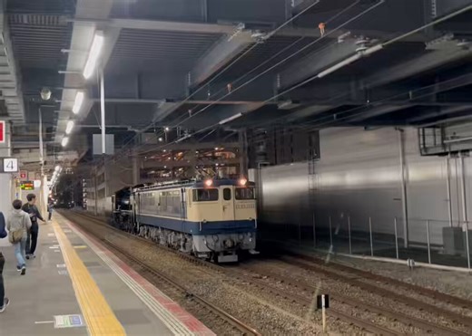 芦屋駅にて山口配給を。この直前に住吉でホーム非常ボタンが取り扱われ、抑止中の新快速の後ろに微速で進行。本来なら通過するはずの配給列車が突如停車して撮影できる場面に。ゆっくり観察できてとても良かったです。EF65-1133[関]+D51-200[梅] 山口配給芦屋駅 : 2026.04.06　列番 : 配9387レ