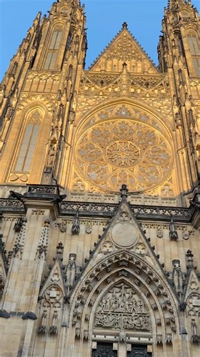 🇨🇿Golden Light on St. Vitus Cathedral✨Prague’s Gothic Masterpiece金色光影下的圣维特大教堂⛪️布拉格哥特式震撼之美#prague