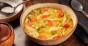 5 receitas de sopas, caldos e cremes com frango para o almoço