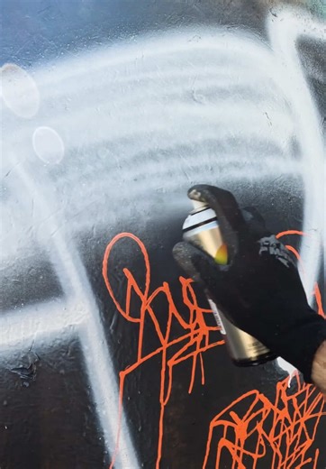 If you had to pick one cap combo for bombing, what would it be? The Pink Dot fill and Stock Cap outlines is still my favorite modern bombing combo. If I could pick on from any era it would have to be 90s Krylon with a NY fat for fill and a black 90s Rusto with the stock cap. If you were around back then, you know what I’m talking about 👊