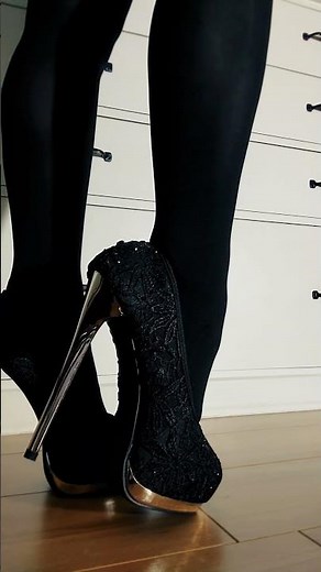 Peeptoe perfection 🖤💛 #legs #heels #nylon #stockings