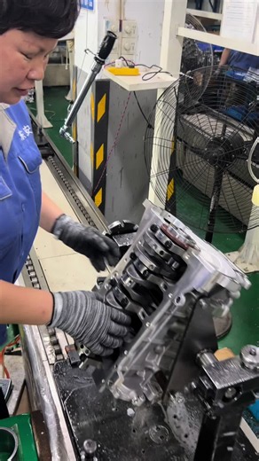 Montage du piston dans le moteur G4LC de Hyundai-Kia#G4LC#engine#carengine#двигательавтомобиля#Двигатель#المحرك