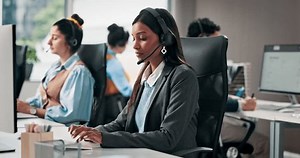 呼叫中心、计算机和女职员在办公室、打字和通信系统解决方案。咨询、技术支持人员和PC人员，共同工作，并通过客户服务和公司网站与我们联系 库存影片视频（100% 免版税）3948859493 | Shutterstock