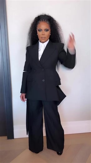 @janetjackson Heading to the @alexandermcqueen show 😘 Make up: @prestonmakeup Hair: @larryjarahsims Braids: @boombasticbraids | 100% JANET