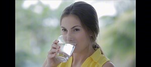 Connie.Carter（康妮卡特）今天拍摄的水杯广告