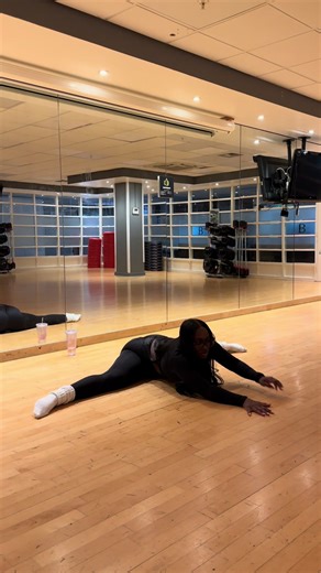 Your sign to keep stretching ✨ Don’t stop now… you’re closer than you think 🦋 Weekly splits training saved to my playlist #flexibility #splitstraining #middlesplits #fyppp #flexibilitytraining