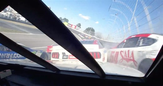 In-car camera: Hamlin nearly escapes Gibbs, Berry wreck - NASCAR EN ESPANOL