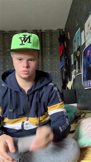 Master Card Tricks: Shuffle and Fan Techniques Explained