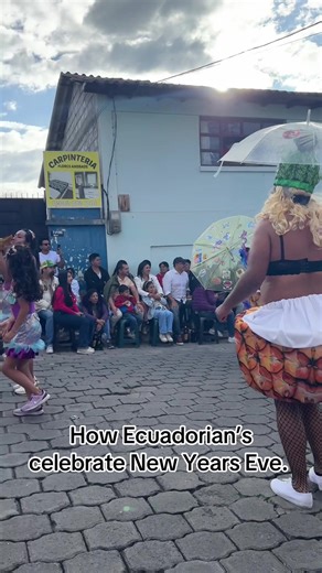 The great New Year’s Eve parade of Atuntaqui #desfile #parade #ecuador #expatlifestyle #strangerthings