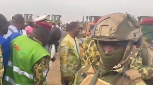 Burkina Faso 🇧🇫 : Les Burkinabè ne peuvent que l’aimer. Grâce à lui, le pays des Hommes intègres s’apprête à avoir sa toute première autoroute. Quand nous pensons à lui, le cœur est rempli de fierté et de satisfaction. Mais lorsque nous repensons à tous ceux qui se sont battus pour maintenir ce pays dans le retard, la douleur est immense. Abonne-toi sur Bobo Dioulasso Afferage | Bobo Dioulasso Afferage