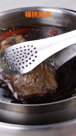 楊桃美食網 on Instagram: "【電鍋神隊友！ 懶人也能滷出琥珀色的美味牛腱！】 材料： 牛腱6顆、蔥段100g、薑片40g、紅辣椒2根、綜合滷包1包、沙拉油2大匙 調味料： 水1000cc、醬油300cc、細砂糖4大匙、米酒100cc 作法： 1. 牛腱用開水汆燙煮滾約30秒後，洗淨瀝乾備用。 2. 將沙拉油、蔥段、薑片及紅辣椒放入電鍋內鍋中爆香，再加入水、醬油、米酒、細砂糖和滷包煮滾。 3. 再放入牛腱，壓上鐵網。 4. 電鍋外鍋加3杯水，放入內鍋，按下開關蒸至開關跳起後，燜30分鐘取出，待冷卻後切片即可。 #Shorts #楊桃美食網"