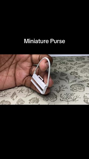 #fyp #foryoupage #miniaturesoftiktok #miniaturepurse#minibag#craft#doll#dollhouse#barbie#fun#howto#diy#howtomakeminiatures