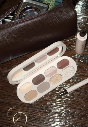 Embrace the Mess: Glam Tips for Smokey Eyes