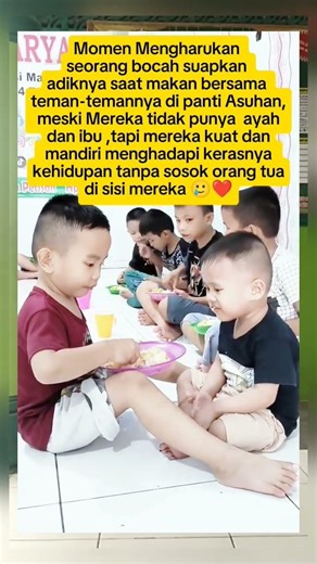 Seorang anak mensuapi Adeknya di panti Asuhan dengan tulus❤️🥰
