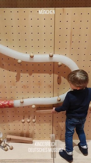 Carina Pietzuch | Familien Lieblingsorte on Instagram: "Entdeckungsreise in München für Kinder & Kleinkinder: Das Kinderreich im deutschen Museum bietet alles, um die Neugier bei Kindern für Naturwissenschaften, Technik und Co. zu wecken. Und das alles spielerisch und Indoor! 11. November 2024 braucht ihr keinen Zeitslot mehr. Es gibt so viel zu erkunden und bespielen: Kugelbahnen, Holzbausteine, die große Feuerwehr (in die man klettern kann & mit Knöpfen Signale erleuchten), es gibt riesen Baus