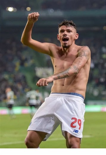 🔙📅 Aconteceu no dia 5 de Janeiro 2020 O FC Porto voltou a vencer em Alvalade 11 anos depois. Clássico a ser disputado na 15.ª jornada com o FC Porto e vencido pelos dragões, permitindo manter a vantagem de 4 pontos sobre o 2.º classificado Benfica e aumentar para 12 sobre o Sporting. O jogo começou de feição aos portistas. Logo aos 5’, lançado por Corona com um passe espetacular que atravessou todo o meio campo do Sporting, Moussa Marega recebe de uma forma estranha mas a saída em falso de Max