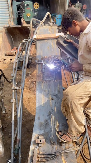How to firmly weld an excavator boom crack#stickwelding#shorts