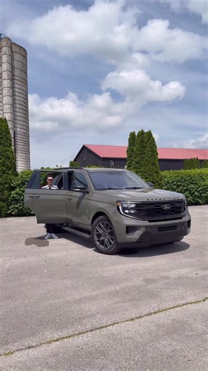 The Ford Expedition has been revamped for 2025, but one thing that remains is its usable third row! Available in both standard and max configurations, this standard is already large! And, the usability is better than its GM rivals, with an exclusive 40/20/40 split ability to maximize your space! So, ranging from $60k to $95k, would you buy one of the new Expeditions over the Tahoe or Suburban?? #carreview #carsofinstagram #cars #automotive #carconfections #ford #fordexpedition | Car Confections