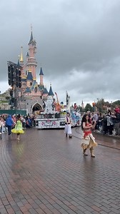 Moana and Tiana were among the Disney princess in ‘A Million Splashes of Colour’ rainy day version today. #disneylandparis #dlp #dlrp #amillionsplashesofcolour #princesstiana #moana | Mousesteps