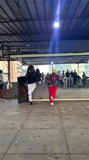 Essa foi a nossa performance de KUDURO CLÁSSICO no workshop de @Dilson Maravilha Quem aí lembrou dos velhos tempos? 🙌🏾 #kuduro #angola #dance #viral #workshop