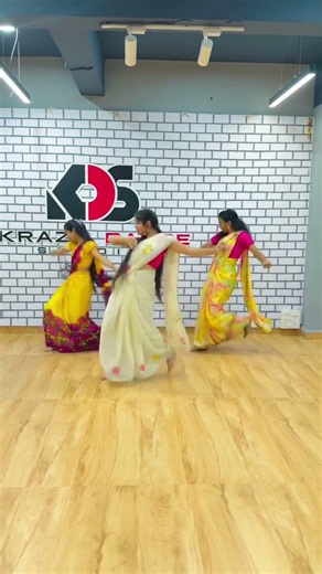 Thella chira thella riyka tenegolla pilla #trendigreels #dance #telangaana #love #folksouls