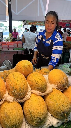 Thai Lady Selling Sweet Golden Melon - Fruit Cutting Skills