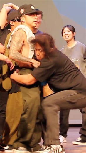 World Supremacy Battlegrounds on Instagram: "Did he just pick up his opponent?! KRUMPER got wild on stage! What! KRUMPERS make some noise!!! Are you even allowed to touch them during a battle? #strictlybuck #wsb #wsbbattles #krump #australia #eaves @officialbigshutdown @eaves.mnl"