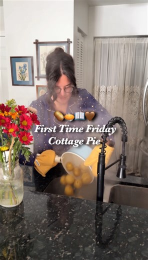 🥧 Cottage Pie Recipe in caption ⬇️ I watched SO MANY recipes for this and every single one was different 😅 I just wrote down all the ingredients and guessed measurements. The bottom could use some work (I forgot flour & didn’t feel like going to buy the “optional” red wine which I regret now). The mashed potatoes are EVERYTHING to me though and I will literally only make them this way ever again! Mashed potato recipe: • 3lb bag of yellow potatoes (make a connecting cut around the potatoe. Put 