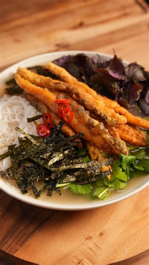 Tatarák SHOW🎥 | Recepty🍽️ on Instagram: "Bún Cá s kaprem ⬜️ Ingredience: • 1 hlava kapra • 300 g filetu z kapra • 2 stroužky česneku • 1 cibule • Chilli (dle chuti) • 1 stonek citronové trávy • 2 lžíce dashi no moto • 2 + 2 lžičky rybí omáčky • 200 g rýžových nudlí bún • 1 lžíce rýžového octa • 1 lžička kurkumy • Bramborový škrob • Olej na smažení • Koriandr • Perilla • Nori řasa ⬜️ Postup: 1. Z hlavy kapra, česneku, cibule, chilli, stonků koriandru, citronové trávy, dashi a rybí omáčky uvař r