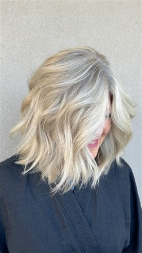Denise Mahoney|Balayage Educator|Portland Ore. on Instagram: "For The Softest Blend… ✨Try gently combing the highlights before rinsing. ✨This not only softener blend, but it shifts the base just slightly. #colortechnique #hairvideo #blondebob #colorblends #denisemahoneyhair #colourauthority @k18hair @cosmoprofbeauty @modernsalon @beautylaunchpad"