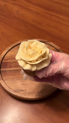 White buttercream rose piping #pipingflowers #buttercreamroses #cupcake #piping #asmr
